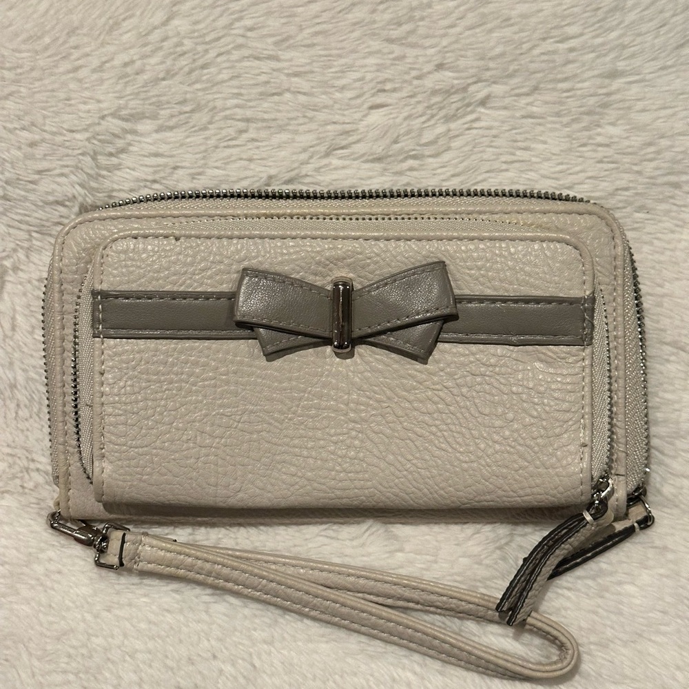 Pretty Jessica Simpson zip wallet
